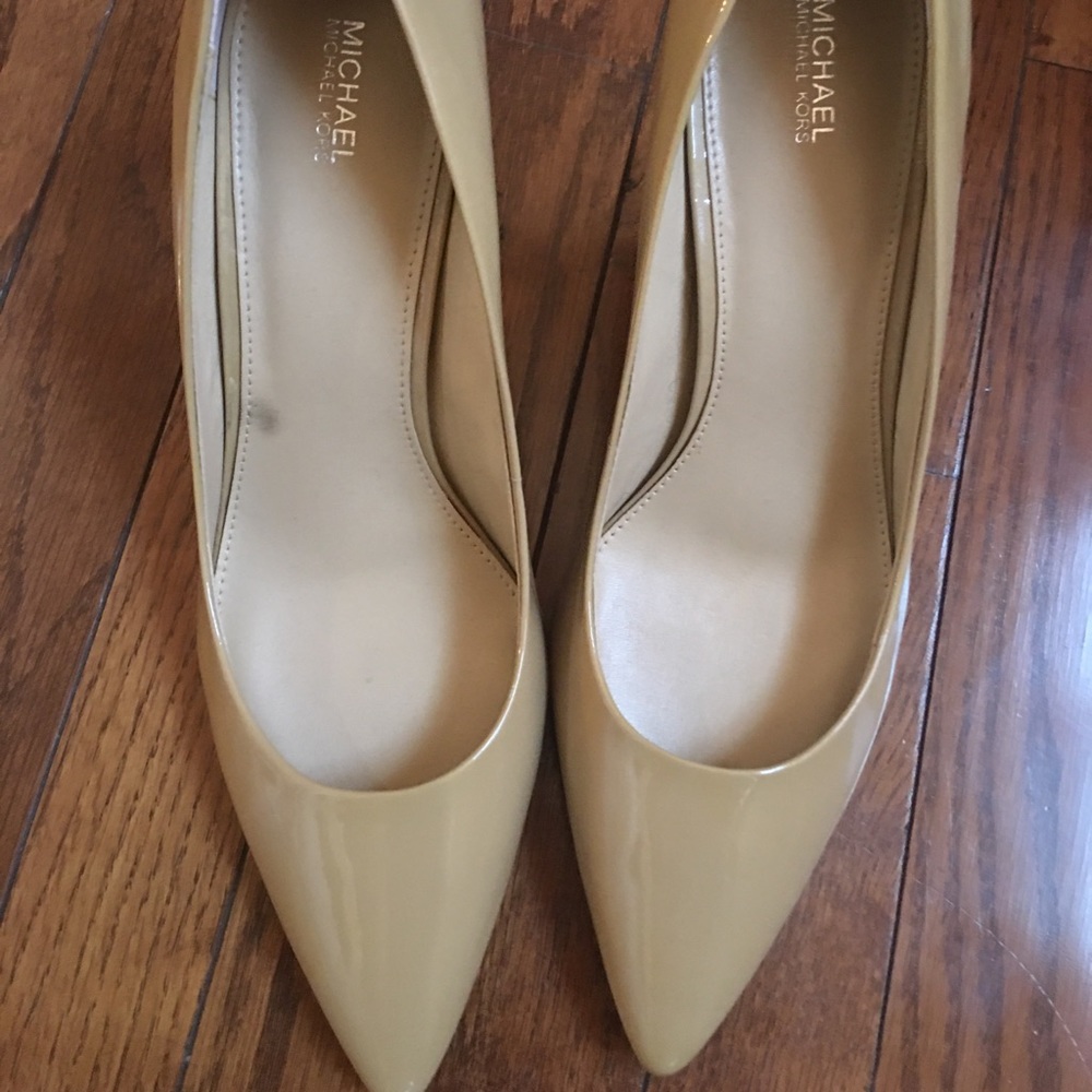 MICHAEL Michael Kors tan patent leather pumps 12m